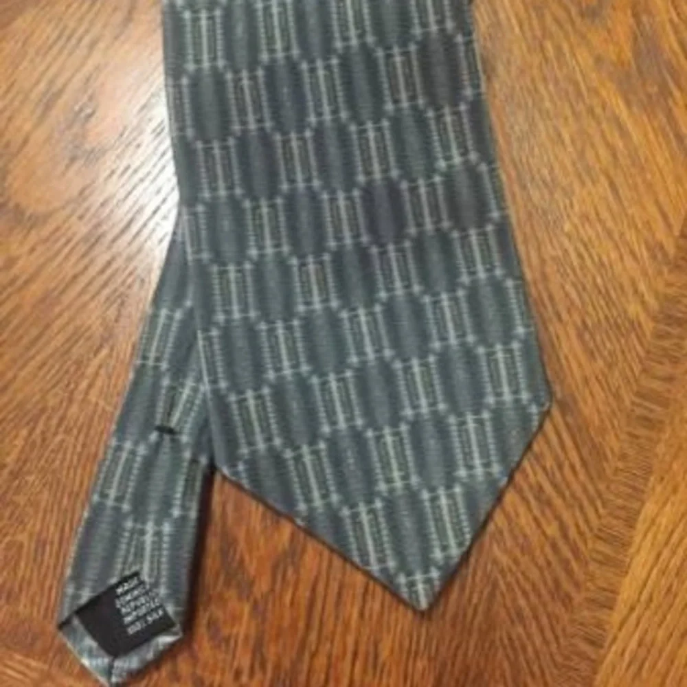 100% silk Van Heusen tie